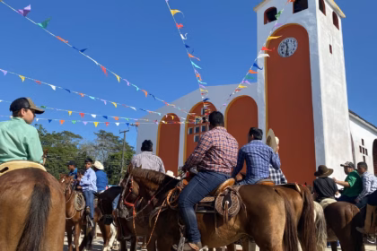 Participantes A Caballo Recorren El Frente De Una Iglesia Durante Una Cabalgata Como Patrimonio Cultural Intangible De Tabasco, En Una Celebración Tradicional Que Preserva Las Costumbres Y La Identidad Del Estado.