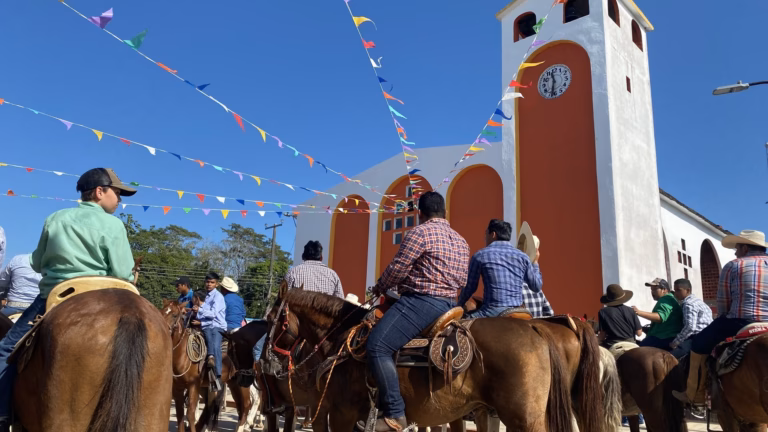 Participantes A Caballo Recorren El Frente De Una Iglesia Durante Una Cabalgata Como Patrimonio Cultural Intangible De Tabasco, En Una Celebración Tradicional Que Preserva Las Costumbres Y La Identidad Del Estado.