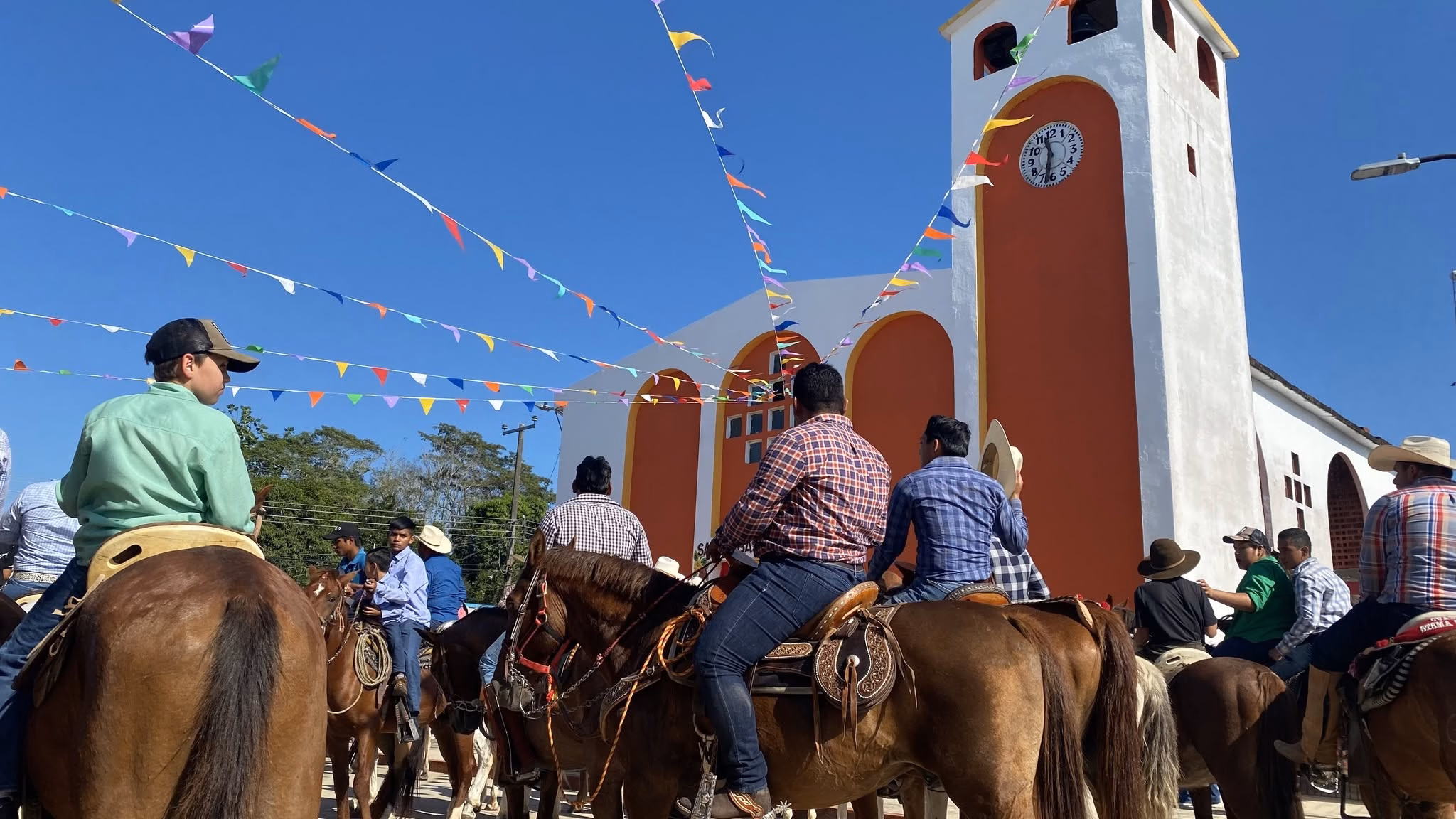 Participantes A Caballo Recorren El Frente De Una Iglesia Durante Una Cabalgata Como Patrimonio Cultural Intangible De Tabasco, En Una Celebración Tradicional Que Preserva Las Costumbres Y La Identidad Del Estado.