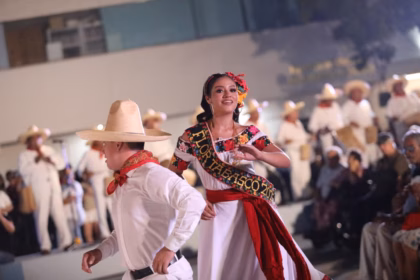 María José Hernández Vera, Flor Tabasco, Luciendo El Traje Regional E Interpretando Una Danza Tradicional Junto A Un Bailador En Un Escenario Cultural.