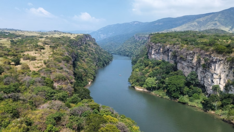 Conoce El Río Grijalva: Corazón Hídrico, Y Cuna De La Historia Del Sur De México 2 Vista Aérea Del Río Grijalva Fluyendo A Través De Un Impresionante Cañón Rodeado De Vegetación Y Acantilados.