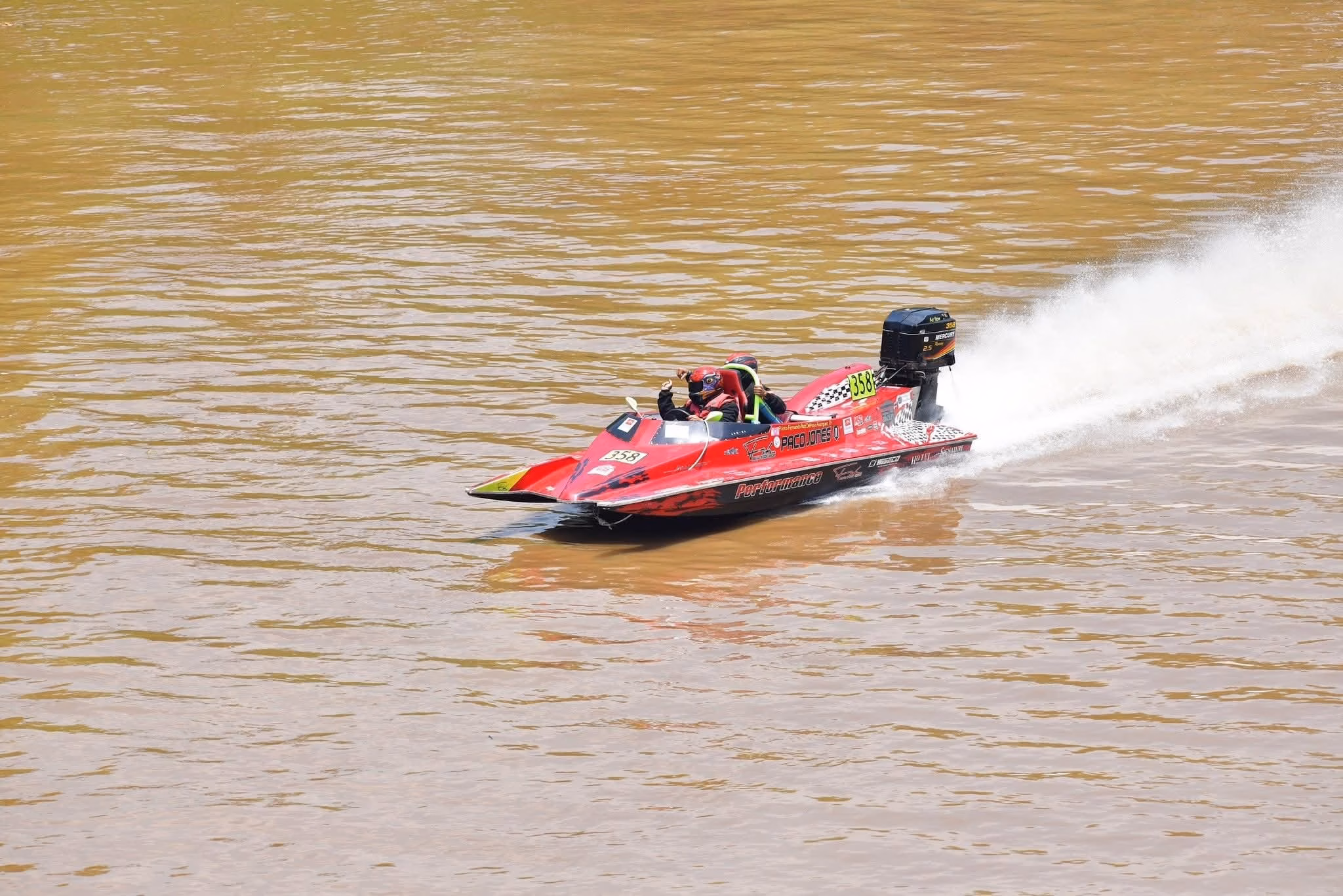 Conoce El Programa De Actividades De Las &Amp;Quot;50 Leguas Del Grijalva&Amp;Quot;: Pilotos De Otros Estados E Internacionales Listos Para Competir 2 &Amp;Quot;Una Lancha De Carreras Roja Con El Número 358 Navega A Gran Velocidad Por El Agua Marrón De Un Río, Creando Una Estela De Agua Blanca A Su Paso. Dos Personas Con Cascos Están A Bordo.&Amp;Quot;