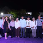 Autoridades Estatales, Organizadores Y Galardonados Posan Juntos Sosteniendo La Estatuilla Durante La Inauguración Del Festival Cultural Ceiba 2026 En Plaza De Armas.