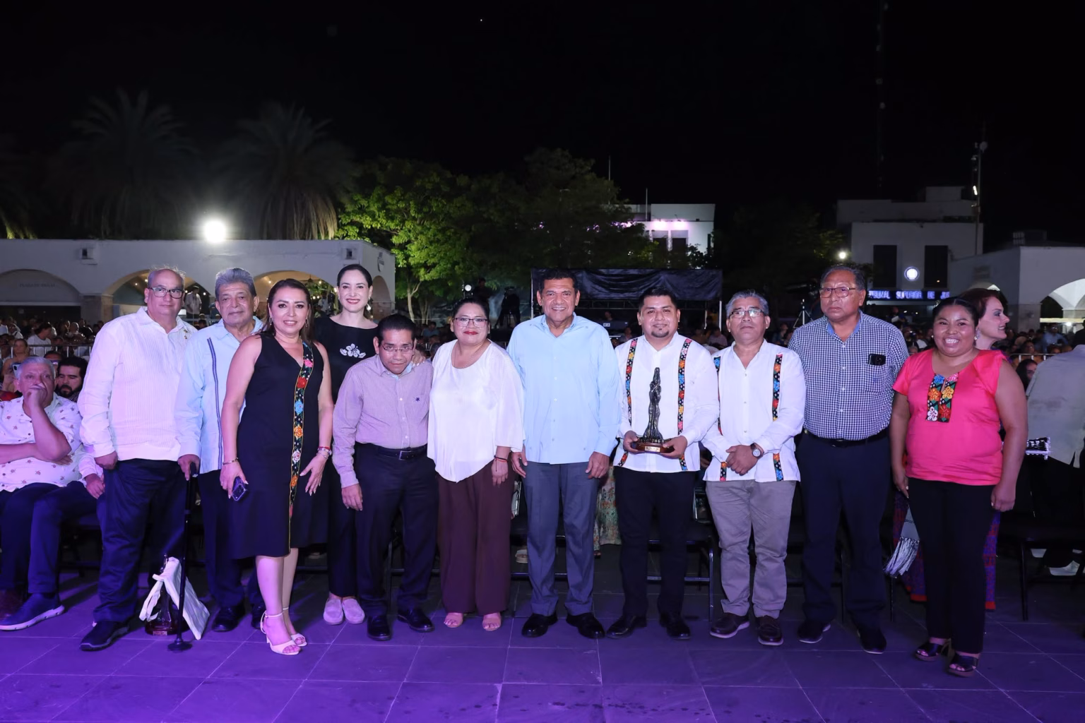 Autoridades Estatales, Organizadores Y Galardonados Posan Juntos Sosteniendo La Estatuilla Durante La Inauguración Del Festival Cultural Ceiba 2026 En Plaza De Armas.