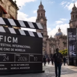 Claqueta Gigante Del Festival Internacional De Cine De Morelia Frente A La Catedral De Morelia, Donde Vania Quevedo Presentará &Quot;Mi Sangre Es Petróleo&Quot;.