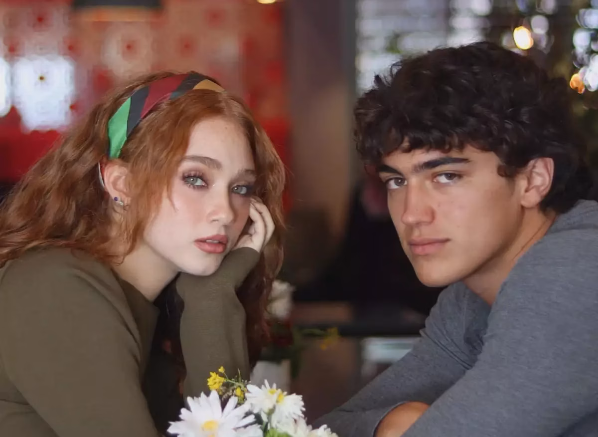De Tabasco Para El Mundo: Daniela Martínez Debuta Como Protagonista En Netflix Con ‘Proyecto Final’ 71 Daniela Martínez Y Tristán Maze, Protagonistas De La Serie De Netflix 'Proyecto Final', Miran Fijamente A La Cámara Sentados En Una Mesa De Restaurante Con Un Florero En Dominion Polanco.