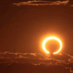 Eclipse Solar En El Cielo Oscurecido Creando Un Anillo De Luz Brillante Sobre Una Capa De Nubes Tenue.