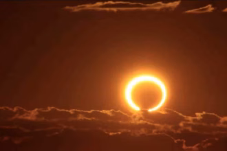 Eclipse Solar En El Cielo Oscurecido Creando Un Anillo De Luz Brillante Sobre Una Capa De Nubes Tenue.