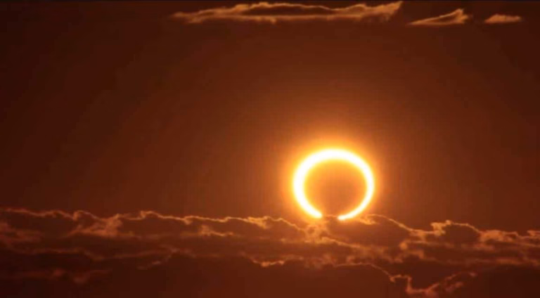 Eclipse Solar En El Cielo Oscurecido Creando Un Anillo De Luz Brillante Sobre Una Capa De Nubes Tenue.