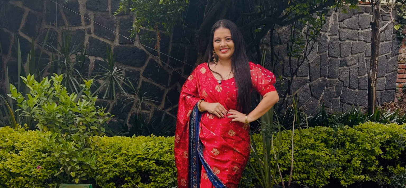 Embajada De La India Invita A La Creadora Tabasqueña Ninna Isabel Al 80.º Día De La Independencia 71 La Creadora De Contenido Ninna Isabel Luciendo Un Sari Tradicional De Color Rojo Y Azul, Posando Sonriente