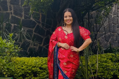 La Creadora De Contenido Ninna Isabel Luciendo Un Sari Tradicional De Color Rojo Y Azul, Posando Sonriente