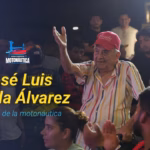 Imagen Conmemorativa De Don José Luis Varela Álvarez Saludando Con La Mano Levantada, Sobrepuesta Con El Texto &Quot;José Luis Varela Álvarez, El Padre De La Motonáutica&Quot; Y El Logotipo Oficial De Las 50 Leguas Del Grijalva.