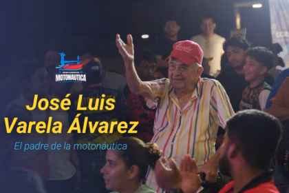 Imagen Conmemorativa De Don José Luis Varela Álvarez Saludando Con La Mano Levantada, Sobrepuesta Con El Texto &Quot;José Luis Varela Álvarez, El Padre De La Motonáutica&Quot; Y El Logotipo Oficial De Las 50 Leguas Del Grijalva.