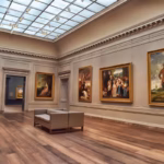 Sala De Exposición De Arte Con Pinturas Al Óleo En Marcos Dorados Y Un Tragaluz En El Techo, Ideal Para Ilustrar Un Recorrido Por Galerías Imperdibles Para Visitar En El Centro Histórico De Villahermosa.