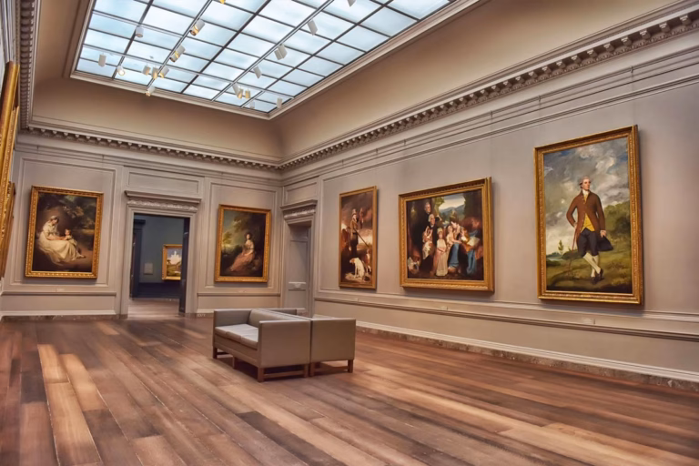 Sala De Exposición De Arte Con Pinturas Al Óleo En Marcos Dorados Y Un Tragaluz En El Techo, Ideal Para Ilustrar Un Recorrido Por Galerías Imperdibles Para Visitar En El Centro Histórico De Villahermosa.