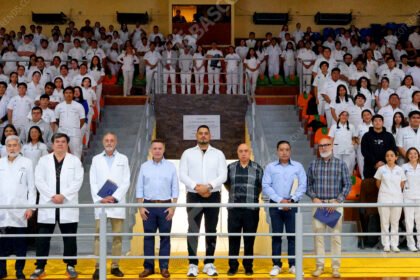 Directivos De Hospitales Zumaya Y Autoridades Académicas Junto A Estudiantes Universitarios De Ciencias De La Salud En Las Gradas De Un Auditorio.