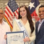 Fátima Bosch Fernández Sostiene La Proclamación Oficial De Su Día En Houston Junto A Funcionarios Municipales Y La Bandera De Estados Unidos Y Texas De Fondo.