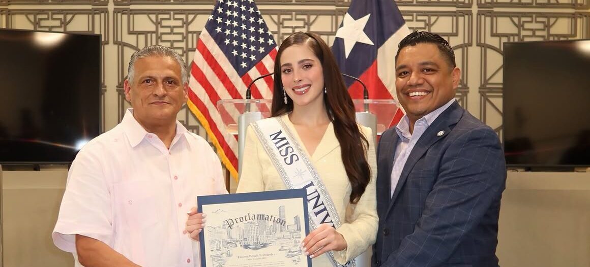 Houston Rinde Homenaje A Fátima Bosch Fernández Y Proclama Oficialmente El 20 De Agosto Como Su Día 72 Fátima Bosch Fernández Sostiene La Proclamación Oficial De Su Día En Houston Junto A Funcionarios Municipales Y La Bandera De Estados Unidos Y Texas De Fondo.