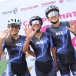Atletas Juveniles Saludando A La Cámara Durante El Campeonato Nacional De Patinaje De Velocidad 2026.