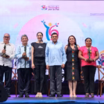 Seis Personas De Pie Sobre Un Escenario En Una Ceremonia De Entrega De Premios Del Circuito Nacional De Festivales Por La Paz. El Grupo Está Posando Para Una Fotografía, Y Las Tres Personas De Los Extremos Sostienen Estatuillas De Premios. El Fondo Muestra Una Gran Pantalla Led Con El Logotipo Del Festival Y Texto En Español.