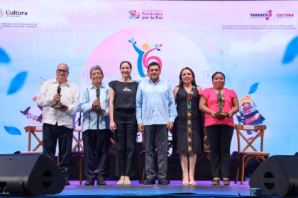 Seis Personas De Pie Sobre Un Escenario En Una Ceremonia De Entrega De Premios Del Circuito Nacional De Festivales Por La Paz. El Grupo Está Posando Para Una Fotografía, Y Las Tres Personas De Los Extremos Sostienen Estatuillas De Premios. El Fondo Muestra Una Gran Pantalla Led Con El Logotipo Del Festival Y Texto En Español.