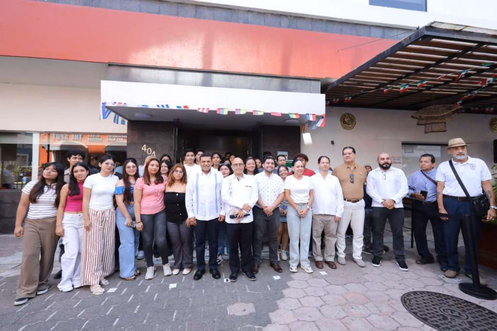 Javier May Encabeza El Arranque De La Villa Universitaria, Un Proyecto Histórico Para La Juventud En Tabasco 73 Estudiantes Universitarios Y Autoridades Reunidos Frente A La Fachada De Las Instalaciones Durante El Arranque De La Villa Universitaria En Tabasco.