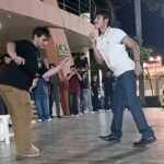 Dos Jóvenes Enfrentándose En Una Batalla De Farmear Aura En Macuspana Frente A Espectadores Durante La Noche.