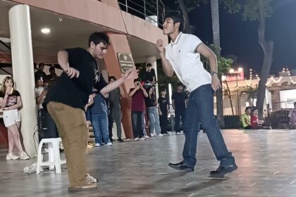 Dos Jóvenes Enfrentándose En Una Batalla De Farmear Aura En Macuspana Frente A Espectadores Durante La Noche.