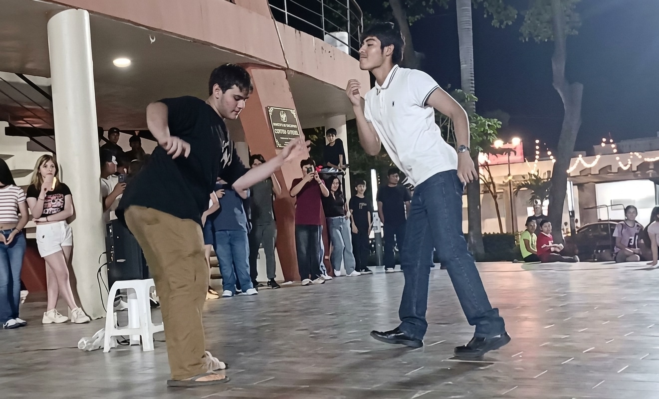 Jóvenes Tabasqueños Desatan La Fiebre De «Farmear Aura» En Macuspana Y Piden Torneo Estatal 72 Dos Jóvenes Enfrentándose En Una Batalla De Farmear Aura En Macuspana Frente A Espectadores Durante La Noche.