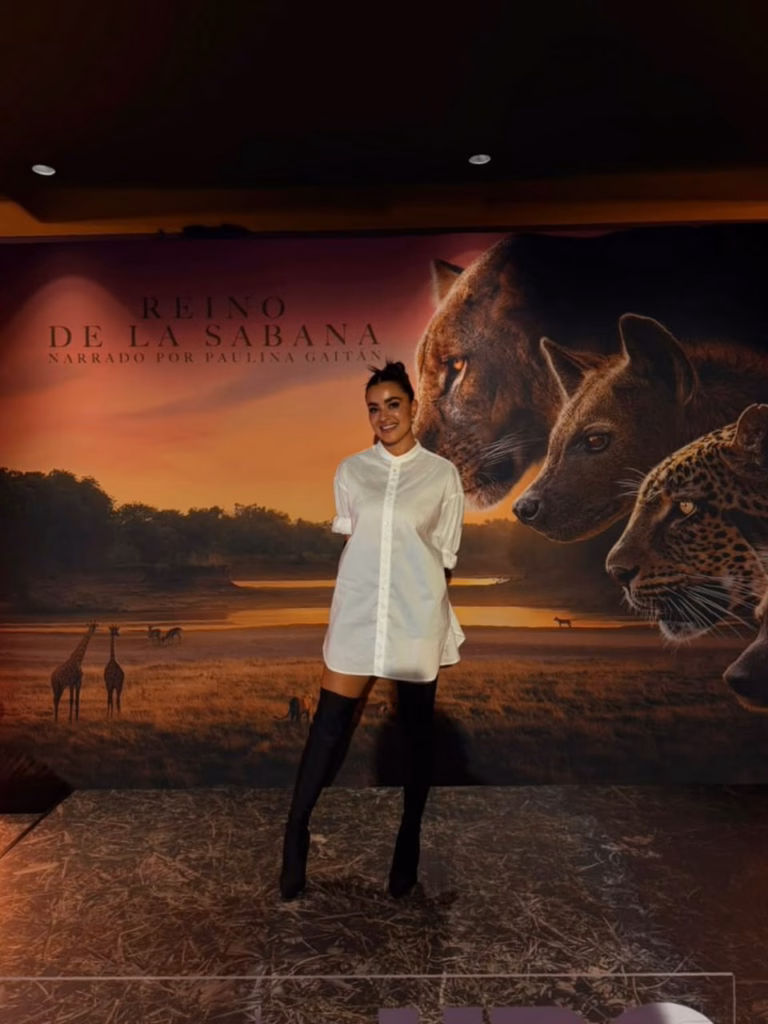 La Actriz Tabasqueña Paulina Gaitán Da Voz A Las Reinas De La Sabana Africana En Nuevo Documental 4 La Actriz Paulina Gaitán De Pie Frente A Un Panel Publicitario De La Serie Reino De La Sabana.