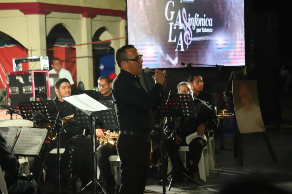 La Música Sinfónica Llega A Paraíso Con Una Gala Que Celebra Más De 120 Años De Historia 73 Vocalista Interpretando Un Tema Musical Al Frente De La Banda Sinfónica Del Gobierno Del Estado De Tabasco Durante La Gala Sinfónica Por Tabasco.