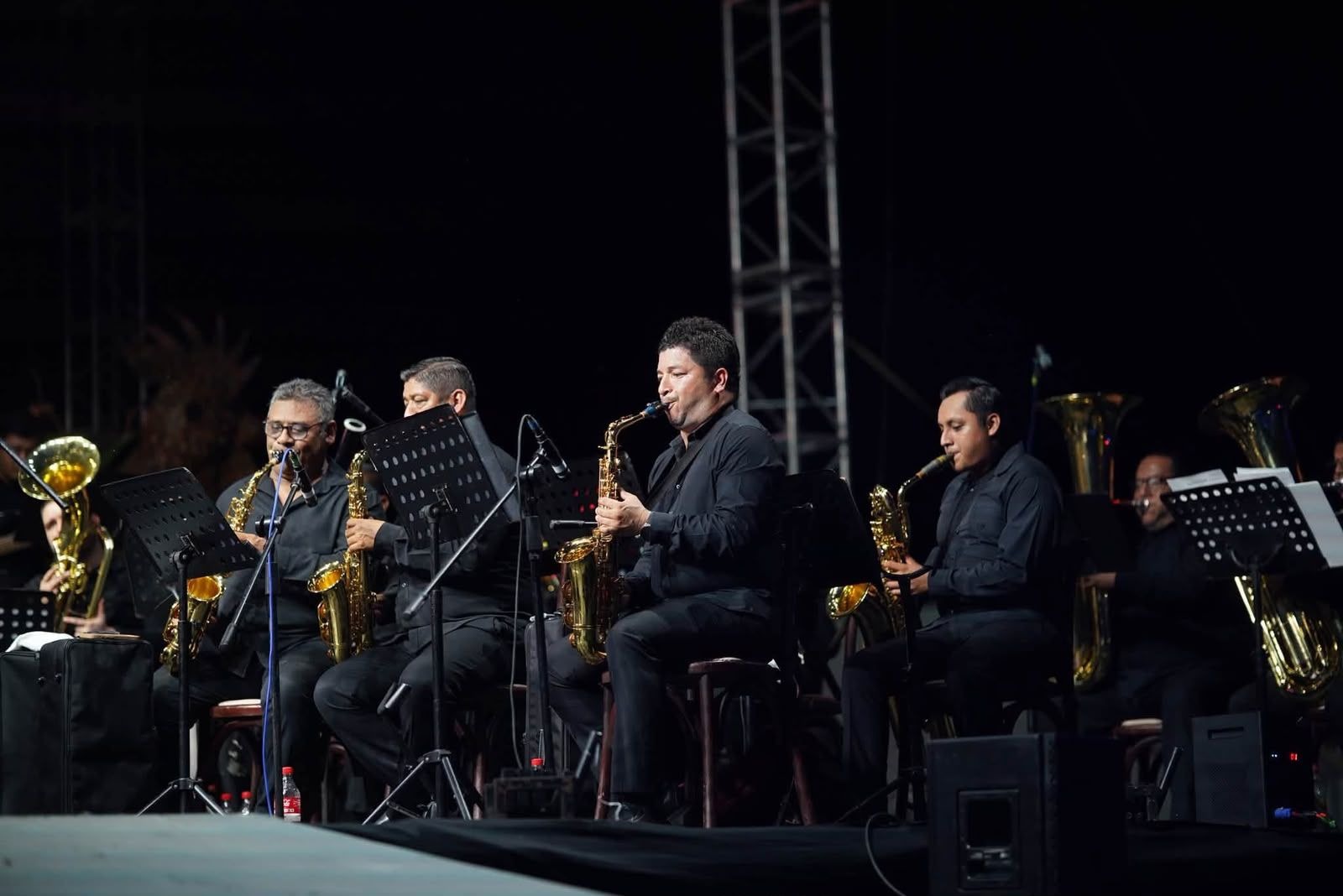 La Música Sinfónica Llega A Paraíso Con Una Gala Que Celebra Más De 120 Años De Historia 72 Músicos De La Sección De Saxofones De La Banda Sinfónica Del Gobierno Del Estado De Tabasco Interpretando En Un Escenario Nocturno Al Aire Libre.
