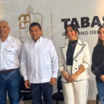El Gobernador Javier May Rodríguez Junto Al Secretario De Movilidad, Rafael Elías Sánchez Cabrales, Y Funcionarios De Tabasco Durante La Conferencia Matutina Sobre La Modernización Del Transporte Y Justicia Social.