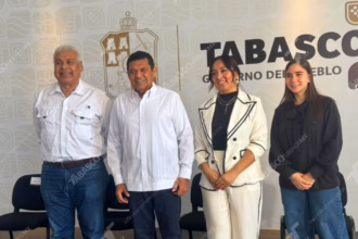 El Gobernador Javier May Rodríguez Junto Al Secretario De Movilidad, Rafael Elías Sánchez Cabrales, Y Funcionarios De Tabasco Durante La Conferencia Matutina Sobre La Modernización Del Transporte Y Justicia Social.