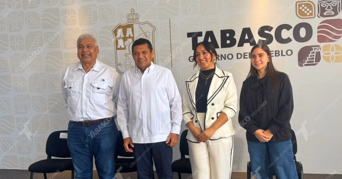 El Gobernador Javier May Rodríguez Junto Al Secretario De Movilidad, Rafael Elías Sánchez Cabrales, Y Funcionarios De Tabasco Durante La Conferencia Matutina Sobre La Modernización Del Transporte Y Justicia Social.