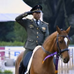 El Teniente Coronel Irvin Leiva En Uniforme Militar Realizando El Saludo Militar A Caballo, Tras La Hazaña Donde El Orgullo Tabasqueño Irvin Leiva Conquista Oro En La Hípica De Santo Domingo 2026.