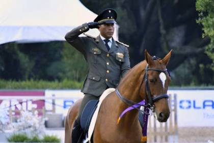 El Teniente Coronel Irvin Leiva En Uniforme Militar Realizando El Saludo Militar A Caballo, Tras La Hazaña Donde El Orgullo Tabasqueño Irvin Leiva Conquista Oro En La Hípica De Santo Domingo 2026.