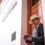 Actor Caracterizado Como Un Poeta Tabasqueño Leyendo Un Libro Frente A Un Edificio Histórico Durante El Recorrido Teatral Voces Del Grijalva En El Centro Histórico De Villahermosa.