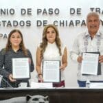 Autoridades De Tabasco Y Chiapas Mostrando Los Documentos Firmados Del Convenio De Paso De Transportistas En Tuxtla Gutiérrez.