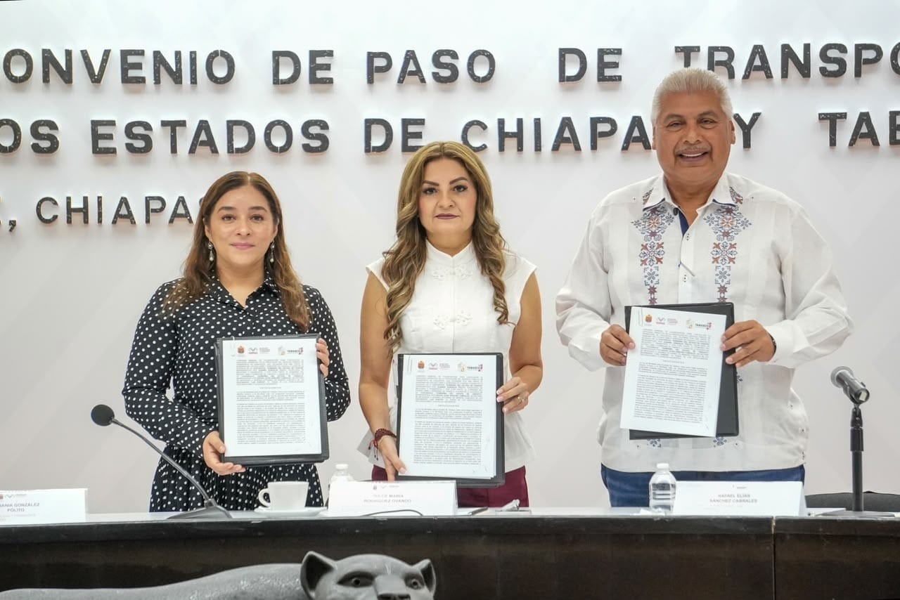 Tabasco Y Chiapas Fortalecen Coordinación Para Ordenar El Transporte Entre Ambas Entidades 72 Autoridades De Tabasco Y Chiapas Mostrando Los Documentos Firmados Del Convenio De Paso De Transportistas En Tuxtla Gutiérrez.