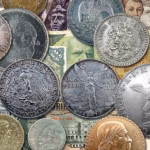 Colección De Monedas Antiguas Mexicanas De Plata Y Bronce Sobre Un Fondo De Billetes Antiguos E Históricos De Diferentes Épocas.