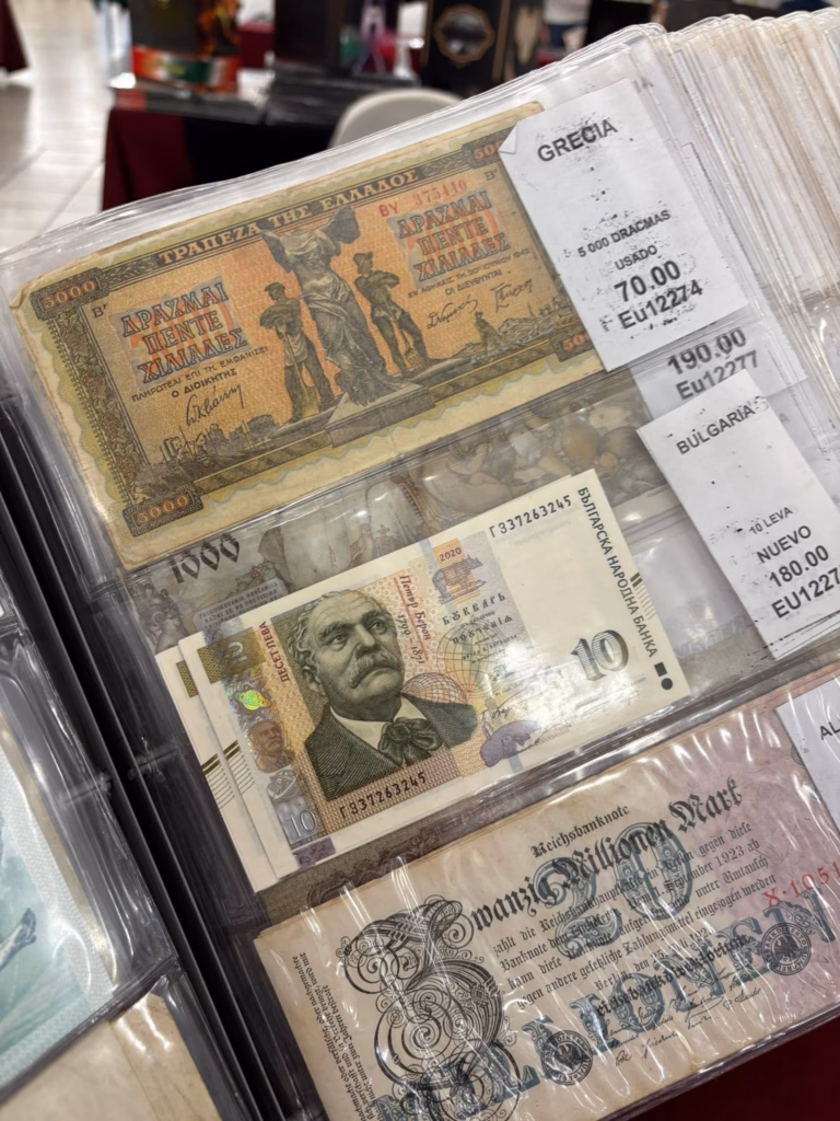¿Tienes Uno En Casa? La Fascinante Muestra De Billetes Antiguos De Tabasco Que No Te Puedes Perder En Septiembre 73 Billetes Antiguos De Colección Protegidos En Micas Plásticas De Un Álbum Numismático, Incluyendo Piezas De Grecia, Bulgaria Y Alemania Etiquetadas Para Venta Y Exhibición.