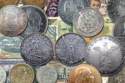 Colección De Monedas Antiguas Mexicanas De Plata Y Bronce Sobre Un Fondo De Billetes Antiguos E Históricos De Diferentes Épocas.
