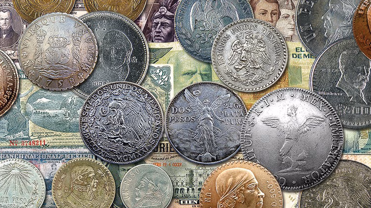 Colección De Monedas Antiguas Mexicanas De Plata Y Bronce Sobre Un Fondo De Billetes Antiguos E Históricos De Diferentes Épocas.