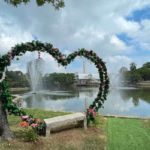 &Quot;Un Arco De Flores En Forma De Corazón Enmarca Una Hermosa Vista De La Laguna De Las Ilusiones En Villahermosa, Tabasco.&Quot;
