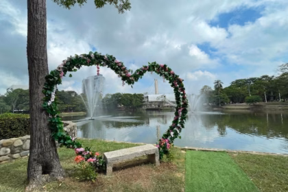 &Quot;Un Arco De Flores En Forma De Corazón Enmarca Una Hermosa Vista De La Laguna De Las Ilusiones En Villahermosa, Tabasco.&Quot;