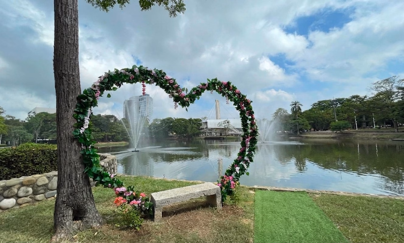 Un Nuevo Rincón Para El Recuerdo: Fotoset En Forma De Corazón En La Emblemática Laguna De Las Ilusiones 71 &Quot;Un Arco De Flores En Forma De Corazón Enmarca Una Hermosa Vista De La Laguna De Las Ilusiones En Villahermosa, Tabasco.&Quot;
