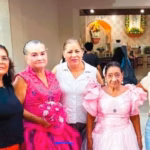 Tres Mujeres De La Tercera Edad Luciendo Vestidos De Quinceañera En Tonos Rosa Y Fucsia Posan Sonrientes Junto A Acompañantes A Las Afueras De Una Iglesia En Villahermosa, Tabasco.