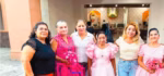 Tres Mujeres De La Tercera Edad Luciendo Vestidos De Quinceañera En Tonos Rosa Y Fucsia Posan Sonrientes Junto A Acompañantes A Las Afueras De Una Iglesia En Villahermosa, Tabasco.