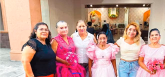 Tres Mujeres De La Tercera Edad Luciendo Vestidos De Quinceañera En Tonos Rosa Y Fucsia Posan Sonrientes Junto A Acompañantes A Las Afueras De Una Iglesia En Villahermosa, Tabasco.